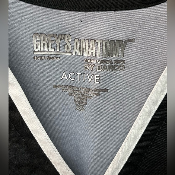 Grey's Anatomy Women's Black & White Scrub
Top Size XS By Barco - Picture 2 of 3